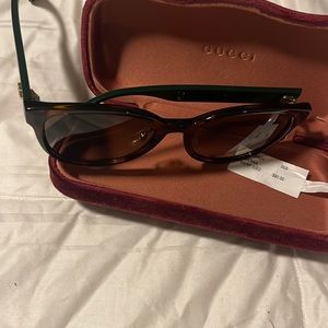 Selling brand new gucci sunglasses